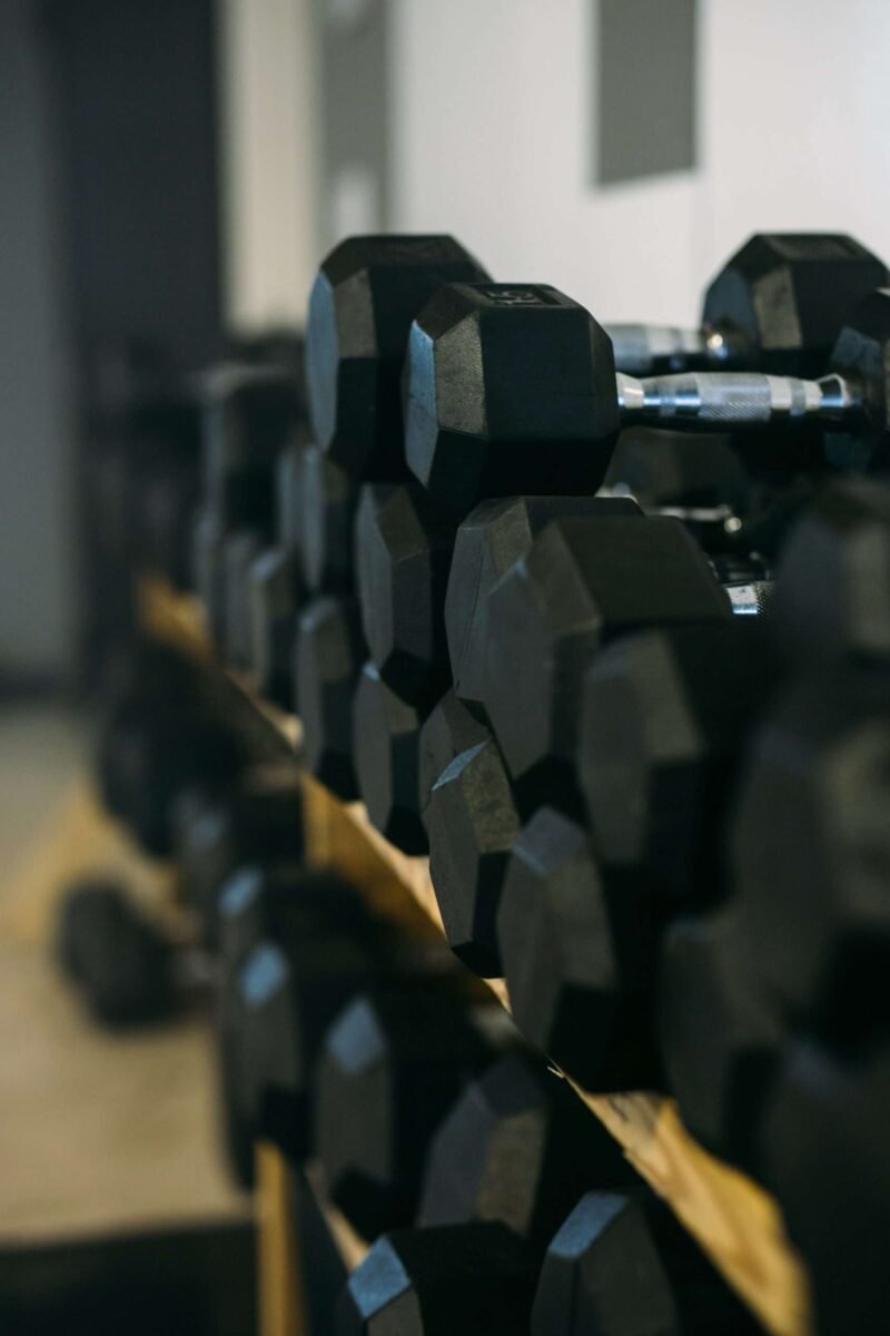 estantería con mancuernas hexagonales